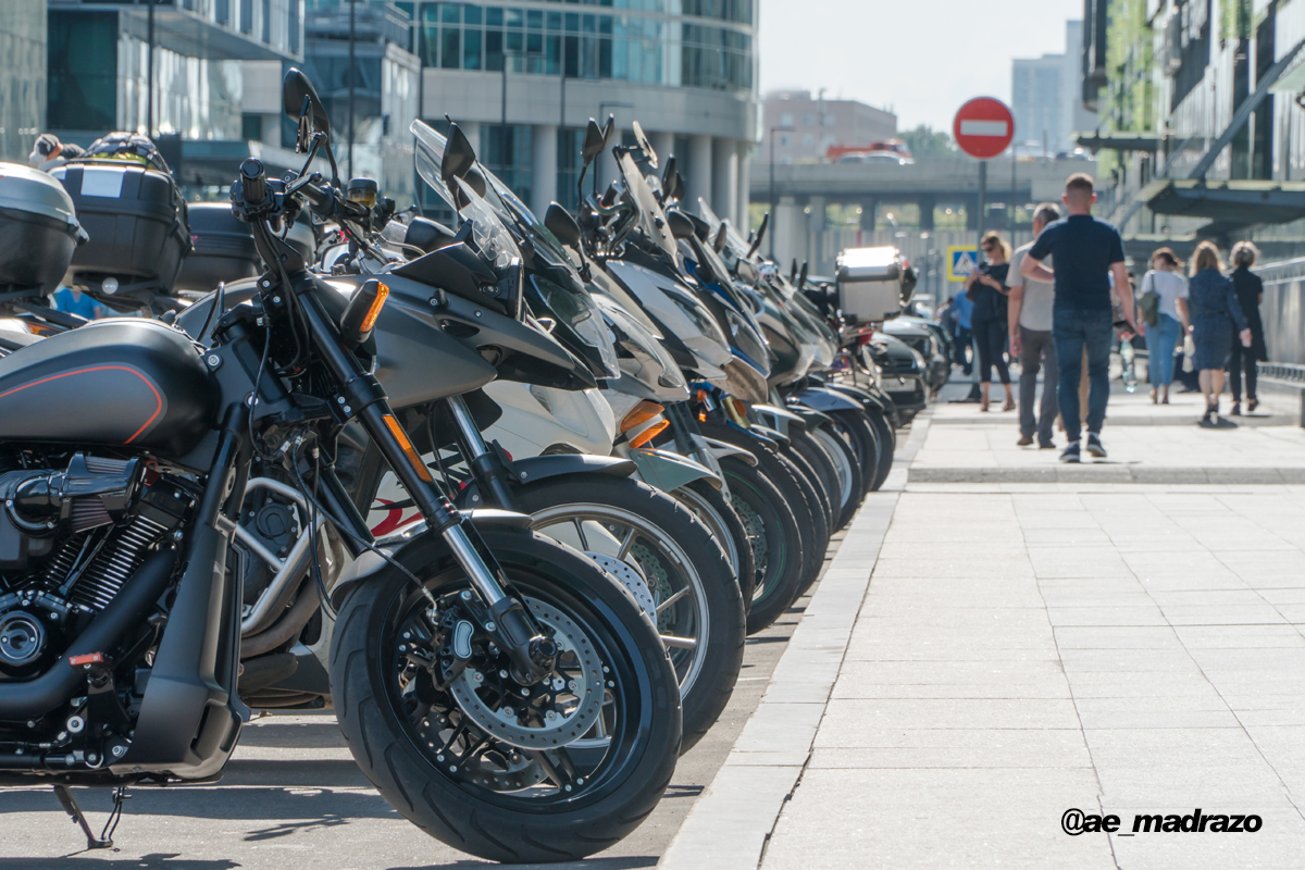 COMO APARACAR LA MOTO PARA QUE NO TE MULTEN EN BARCELONA